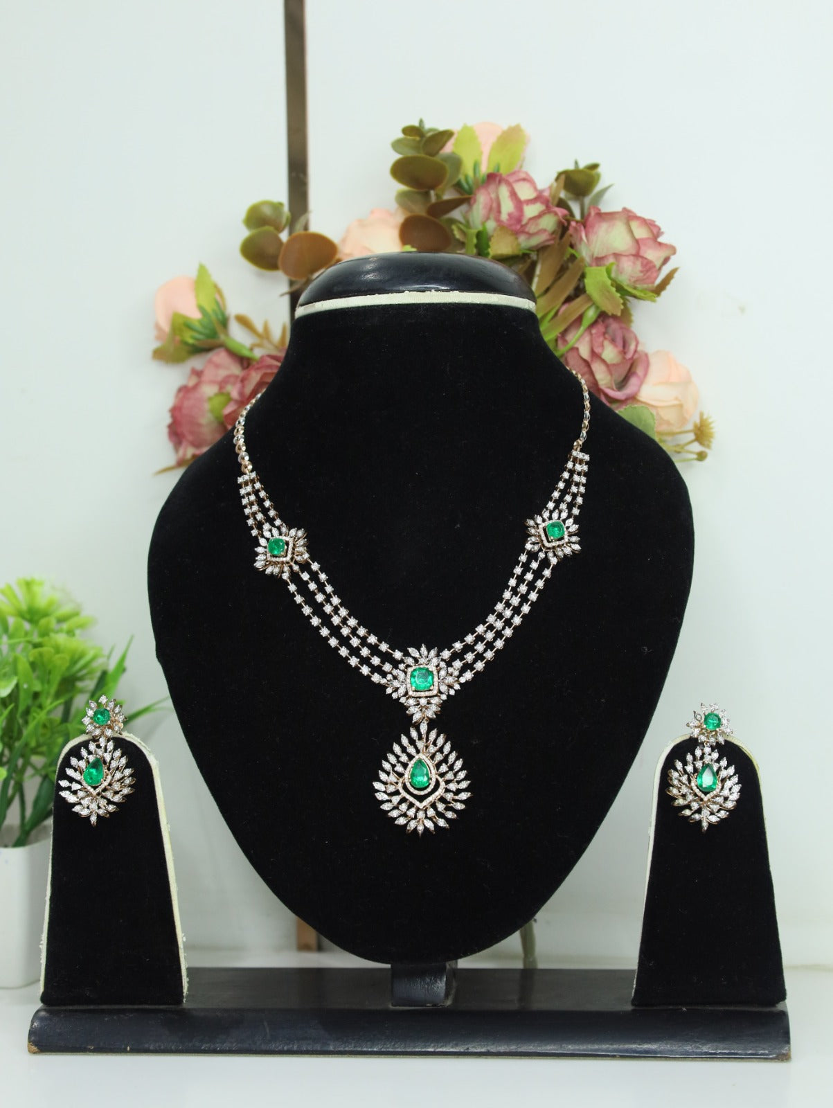 Majestic Emerald Natural Diamond Necklace Set