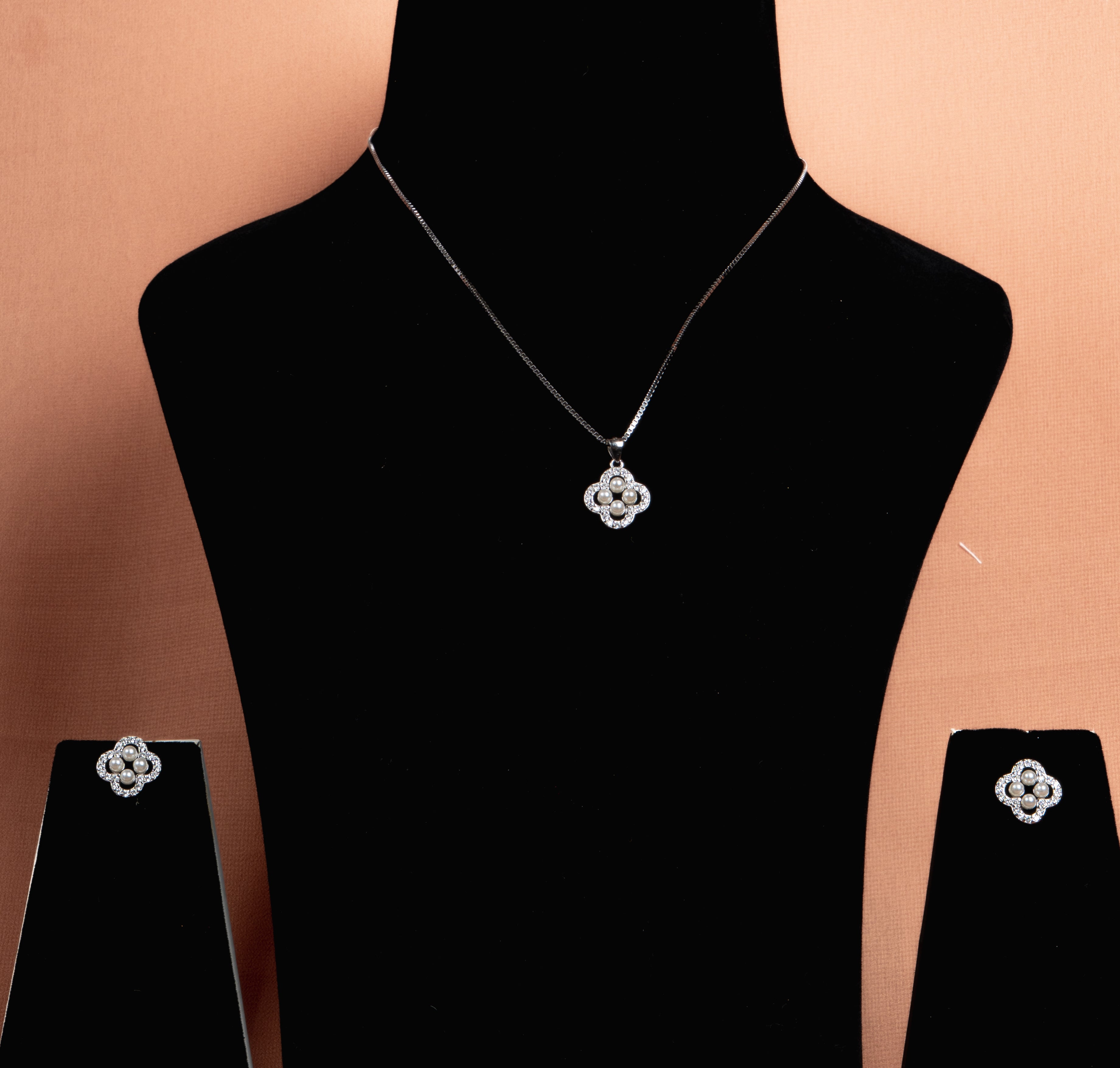 Pearlisse Clover Necklace and Stud Earrings Set