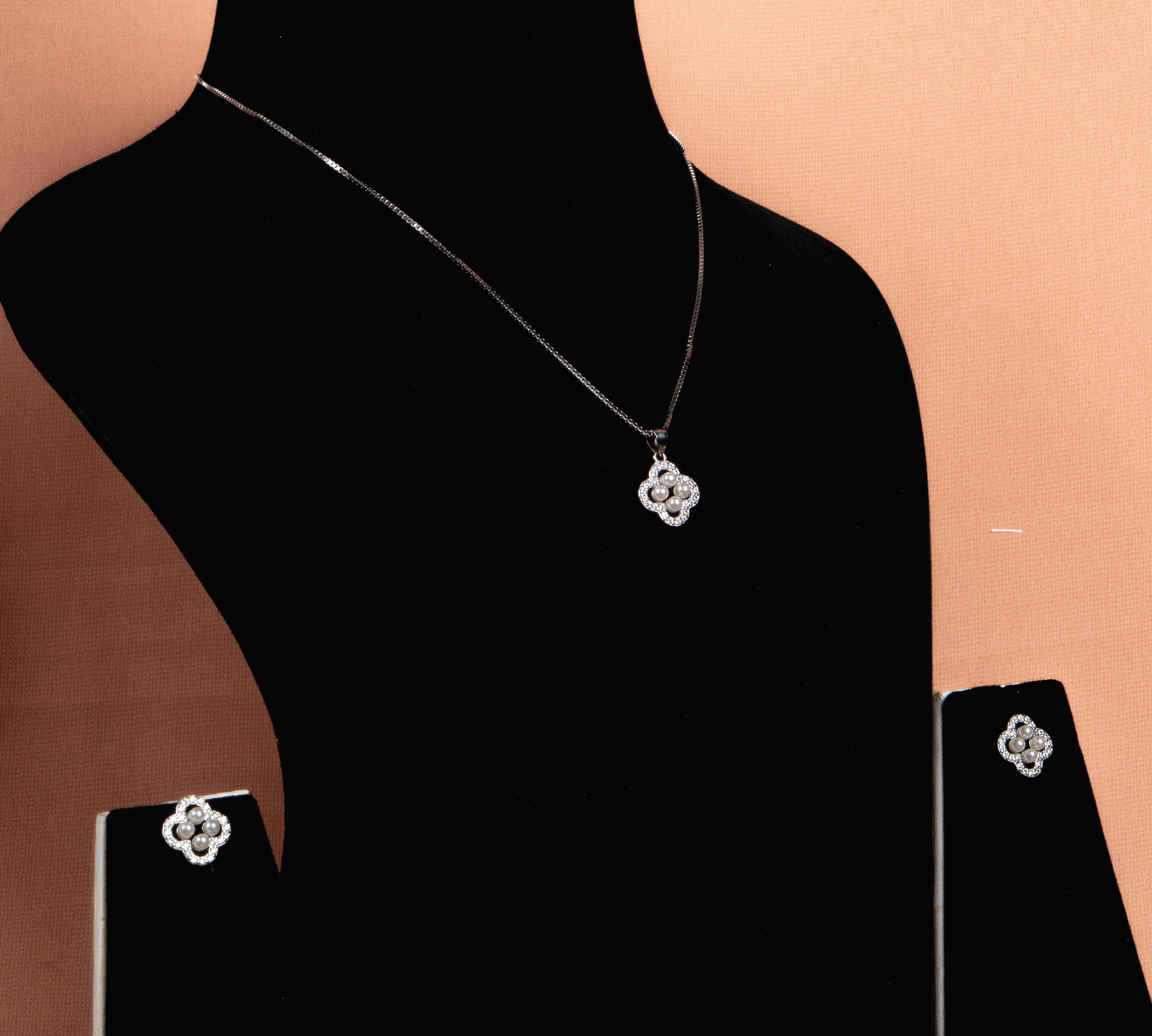 Pearlisse Clover Necklace and Stud Earrings Set
