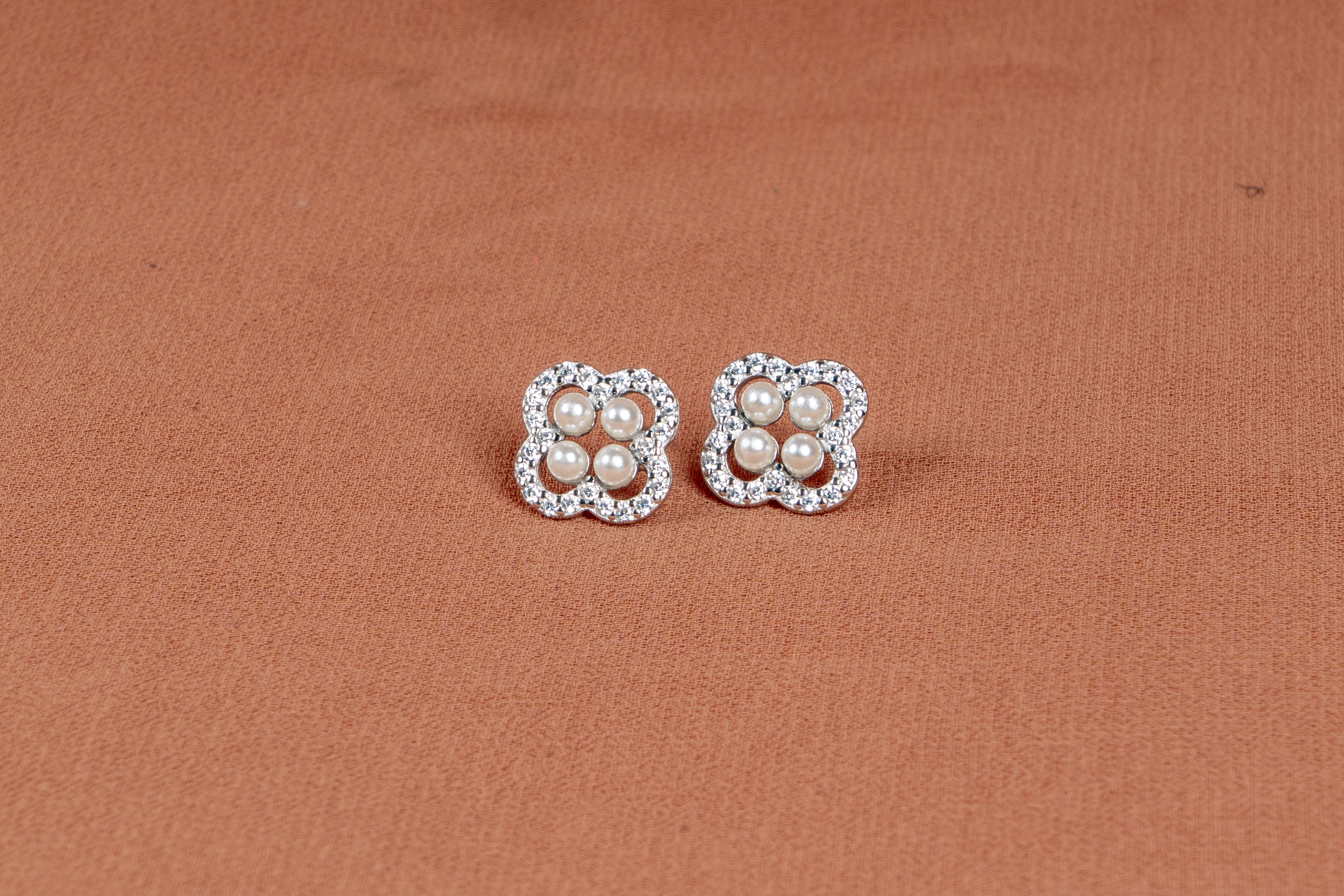 Pearlisse Clover Necklace and Stud Earrings Set
