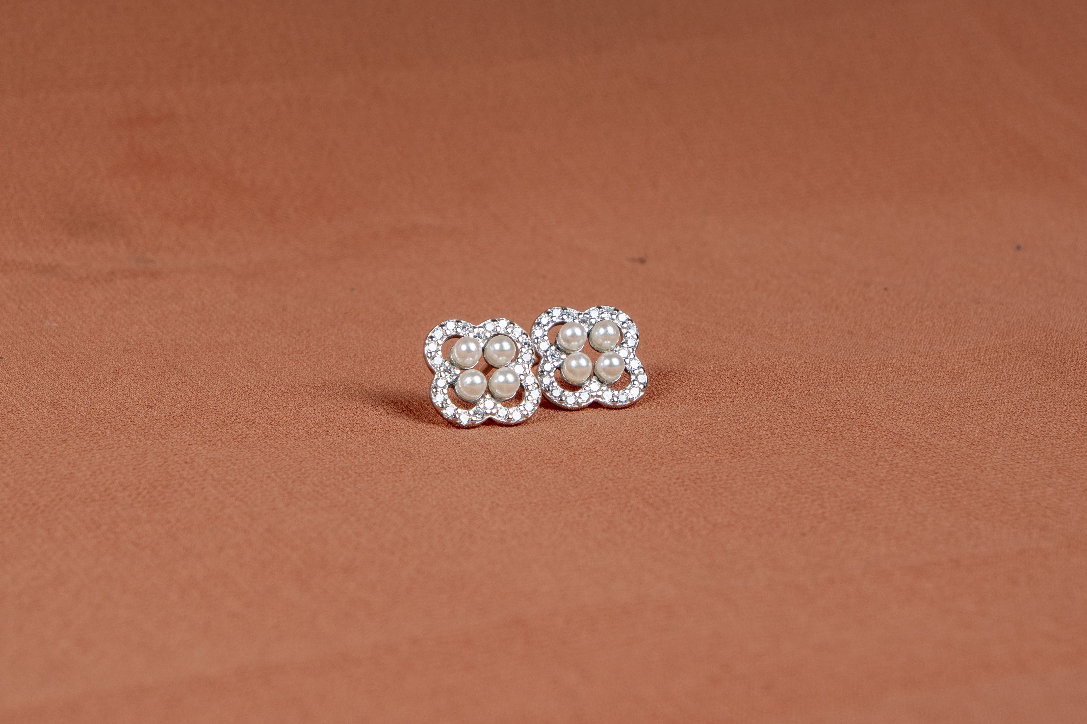 Pearlisse Clover Necklace and Stud Earrings Set