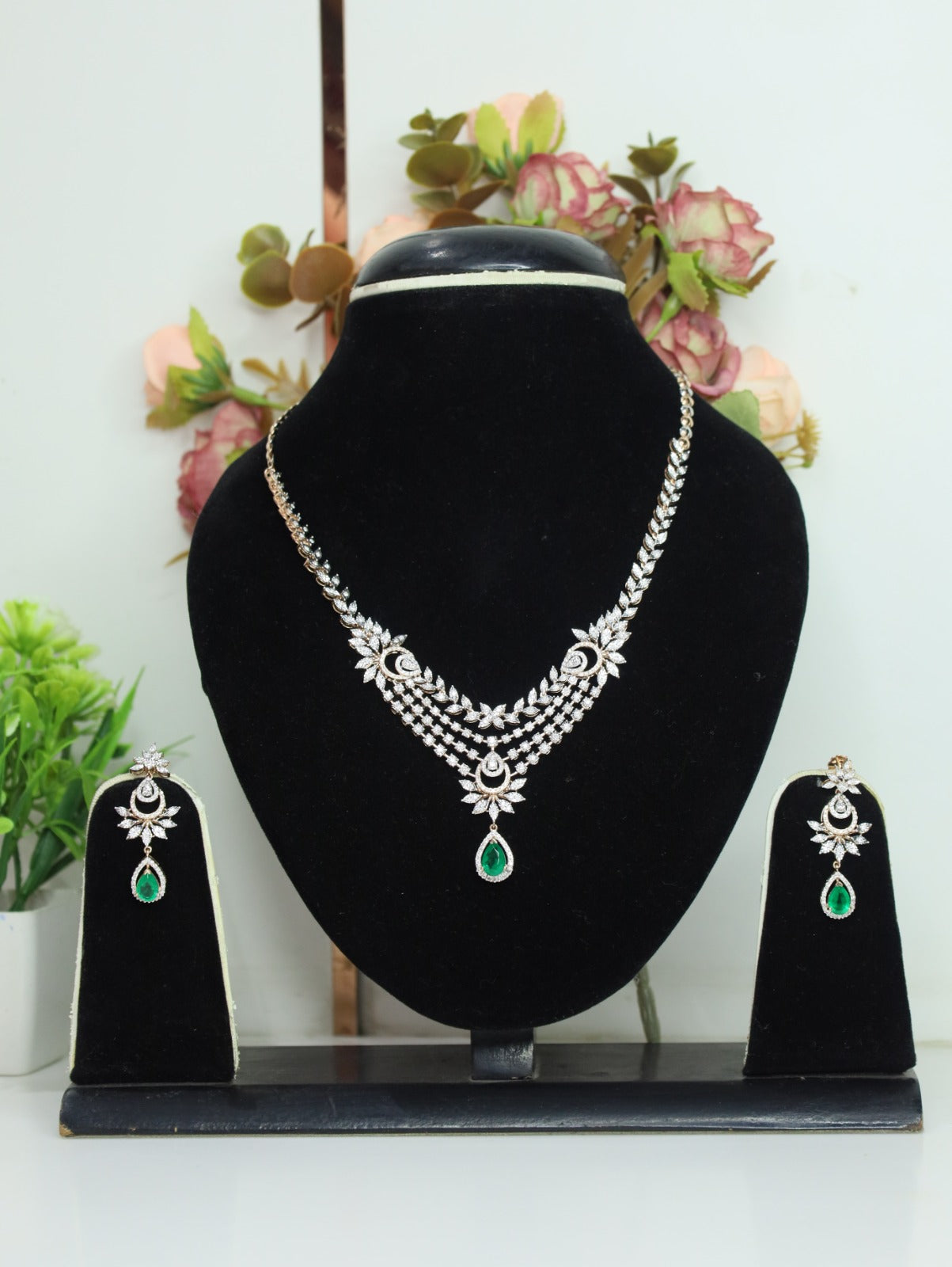 Graceful Emerald Natural Diamond Necklace Set