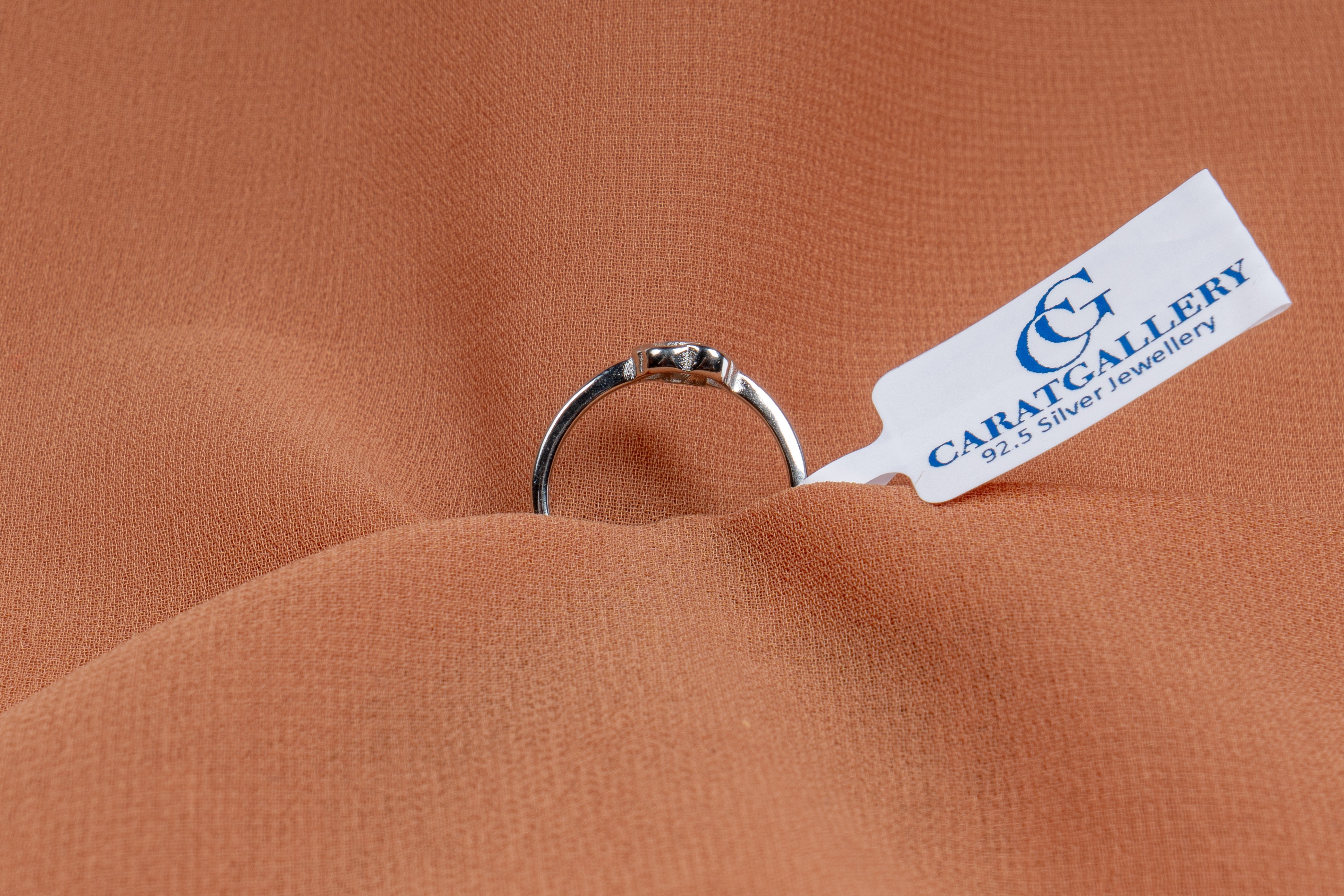 Lysande Trinity Knot Ring